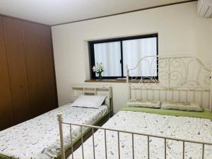 美山小屋-临近东京夏日乐园，高尾山，相模湖游乐园房間的床