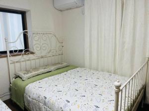 美山小屋-临近东京夏日乐园，高尾山，相模湖游乐园房間的床