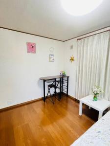 美山小屋-临近东京夏日乐园，高尾山，相模湖游乐园房間的床