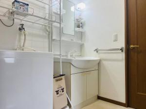 Baño pequeño con lavabo y espejo en 美山小屋-临近东京夏日乐园，高尾山，相模湖游乐园, en Hachioji