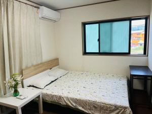 美山小屋-临近东京夏日乐园，高尾山，相模湖游乐园房間的床