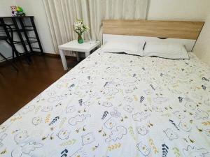 美山小屋-临近东京夏日乐园，高尾山，相模湖游乐园房間的床