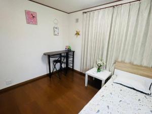 美山小屋-临近东京夏日乐园，高尾山，相模湖游乐园房間的床