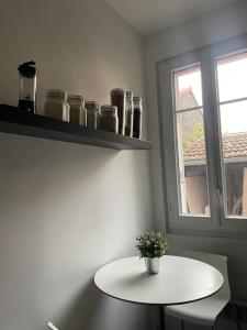een kleine witte tafel in een kamer met een raam bij Luxury modern Appartment Paris in Maisons-Alfort