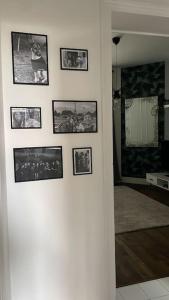 een muur met foto's aan een muur bij Luxury modern Appartment Paris in Maisons-Alfort