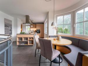 een keuken en eetkamer met een tafel en stoelen bij Haus Aifnerspitze in Kauns