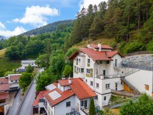 uma vista para uma cidade com casas numa colina em Haus Aifnerspitze em Kauns