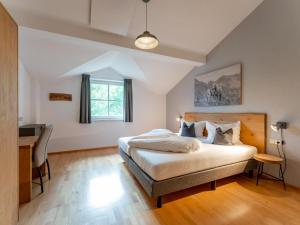 um quarto com uma cama e uma secretária. em Haus Aifnerspitze em Kauns