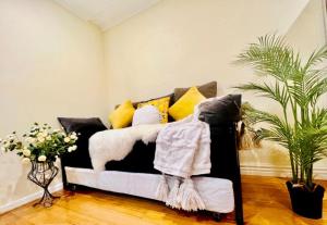 een woonkamer met een bank met kussens bij Cozy Self Contained Studio with Seperate Spacious Living room -Just a Stone's Throw from Newly Renovated Knox Westfield in East Melbourne in Wantirna South +15 foto's