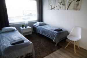 Habitación con 2 camas y ventana en 4-roomIIPerfect locationIICenter, en Oulu