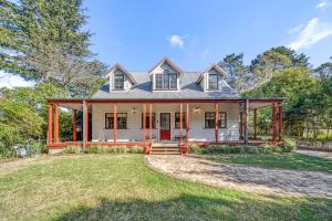 an image of a house at Whispering Pines Cottages in Wentworth Falls