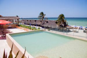 a view of the beach and the pool at a resort at Hotel Scappata in Progreso