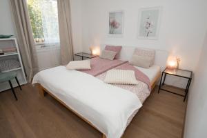 dwa łóżka w małym pokoju z dwoma lampami w obiekcie Luxury Apartment Res w Lublanie