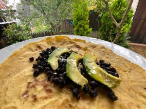 聖克里斯托瓦爾－德拉斯卡薩斯的住宿－Cabaña Milpa Huerto，盘子里的馅饼,有黑豆和 ⁇ 