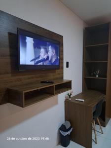 uma sala de estar com uma televisão de ecrã plano na parede em Bruno Flat Orla da cidade em Petrolina