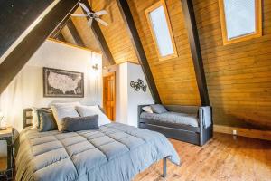 A bed or beds in a room at Riverhaven Glamorous A-Frame On St Joe River!