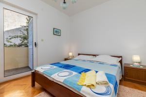 Katil atau katil-katil dalam bilik di Apartments with a parking space Marusici, Omis - 1131