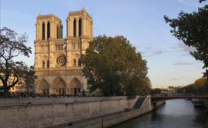 a large cathedral with a bridge in front of a river at Studio proche PARIS-orly in Sainte-Geneviève-des-Bois