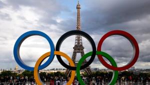 eine Gruppe der Olympischen Spiele vor dem Eiffelturm in der Unterkunft Studio proche PARIS-orly in Sainte-Geneviève-des-Bois