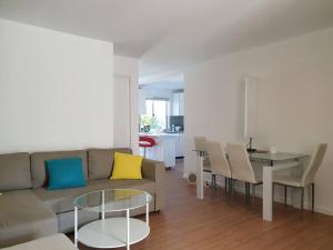 sala de estar con sofá y mesa en Private Room in a 3-Bedroom Apartment-3 en Canberra