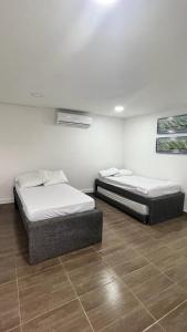 2 camas en una habitación con en BRISAS DE BARU en Ararca