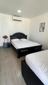a bedroom with two beds in a room at BRISAS DE BARU in Ararca