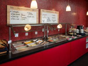 ein Buffet mit viel Essen auf in der Unterkunft Ramada Encore by Wyndham Puebla in Puebla