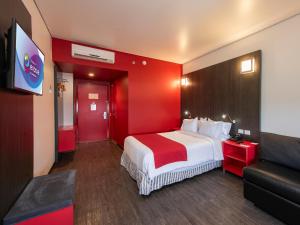 Postel nebo postele na pokoji v ubytování Ramada Encore by Wyndham Puebla
