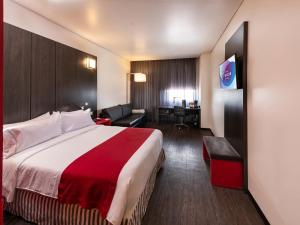 Postel nebo postele na pokoji v ubytování Ramada Encore by Wyndham Puebla
