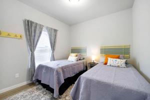 1 dormitorio con 2 camas y ventana en Travelers Hideout #2, en Twin Falls