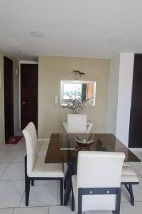 comedor con mesa y sillas blancas en Lindo departamento en conjunto multifamiliar, en Barranquilla