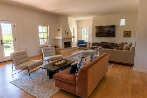 uma sala de estar com mobiliário e uma lareira em Ashe Vineyard By PHH Stays em Napa