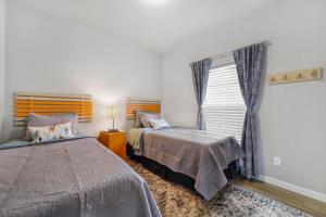1 Schlafzimmer mit 2 Betten und einem Fenster in der Unterkunft Travelers Hideout #1 in Twin Falls