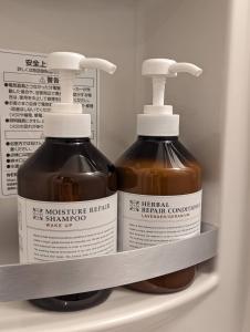 Zwei Flaschen Honig sind in einem Kühlschrank. in der Unterkunft 貸別荘 楓-Fū- 有馬 in Arima