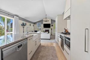 Φωτογραφία από το άλμπουμ του Hunter Lodge - Papamoa Beach Holiday Home σε Papamoa