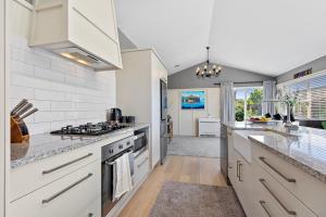 Φωτογραφία από το άλμπουμ του Hunter Lodge - Papamoa Beach Holiday Home σε Papamoa