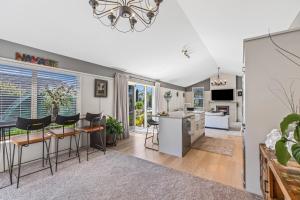 Φωτογραφία από το άλμπουμ του Hunter Lodge - Papamoa Beach Holiday Home σε Papamoa +19 φωτογραφίες