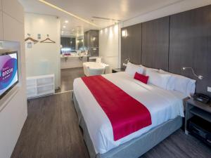 Postel nebo postele na pokoji v ubytování Ramada Encore by Wyndham Puebla
