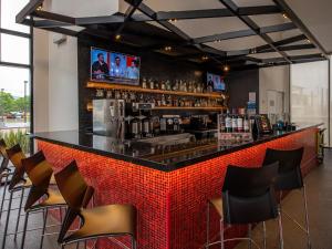Lounge nebo bar v ubytování Ramada Encore by Wyndham Puebla