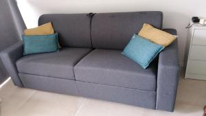 A seating area at Studio Marina pointe du bout vue sur le port