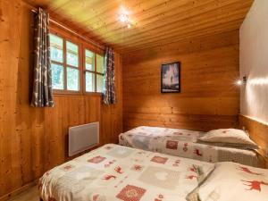 1 dormitorio con 2 camas en una cabaña de madera en Cosy apartment in Tignes with garden, en Tignes