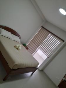 um quarto com uma cama e uma janela em Elegante departamento en Equipetrol em Santa Cruz de la Sierra