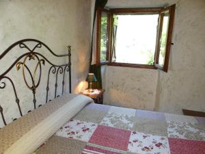 1 dormitorio con 1 cama en una habitación con ventana en Casa Rural Calzon Ordesa en Oto