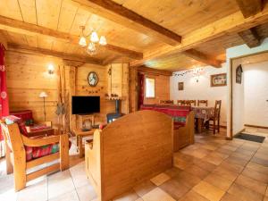 ein Wohnzimmer und ein Esszimmer mit Holzdecken in der Unterkunft Lake view chalet in Tignes close to ski area in Tignes