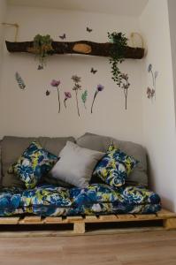 a couch in a living room with flowers on the wall at Loft Paraiso Vintage in Bogotá