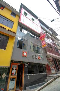 un edificio en una calle de la ciudad con una tienda en Hotel D'Gloria en Churín