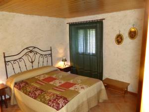 a bedroom with a bed in a room with a window at Casa Rural Calzon Ordesa in Oto