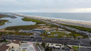 una vista aérea de un aparcamiento junto a la playa en Beach Shack en Huntington Beach