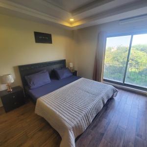 una camera con un letto e una grande finestra di Private 1-Bedroom Apartment a Rawalpindi