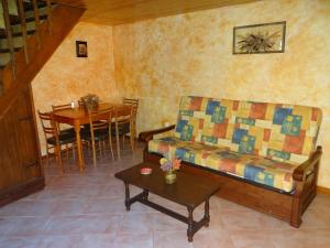 uma sala de estar com um sofá e uma mesa em Casa Rural Calzon Ordesa em Oto